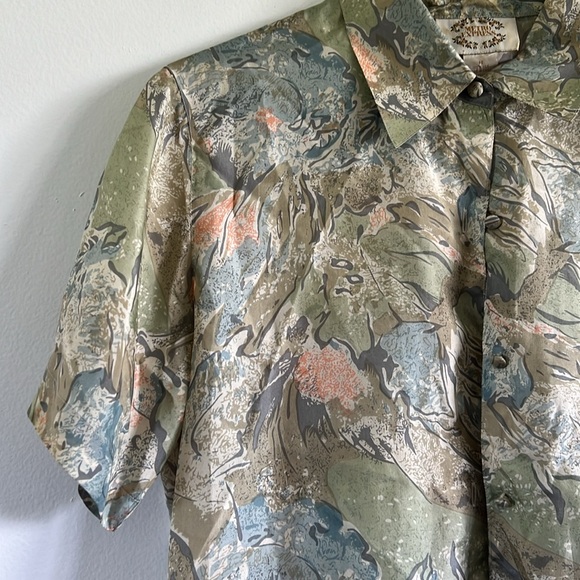 Vintage 100% silk pale green abstract short sleeve button down blouse top - Picture 3 of 9